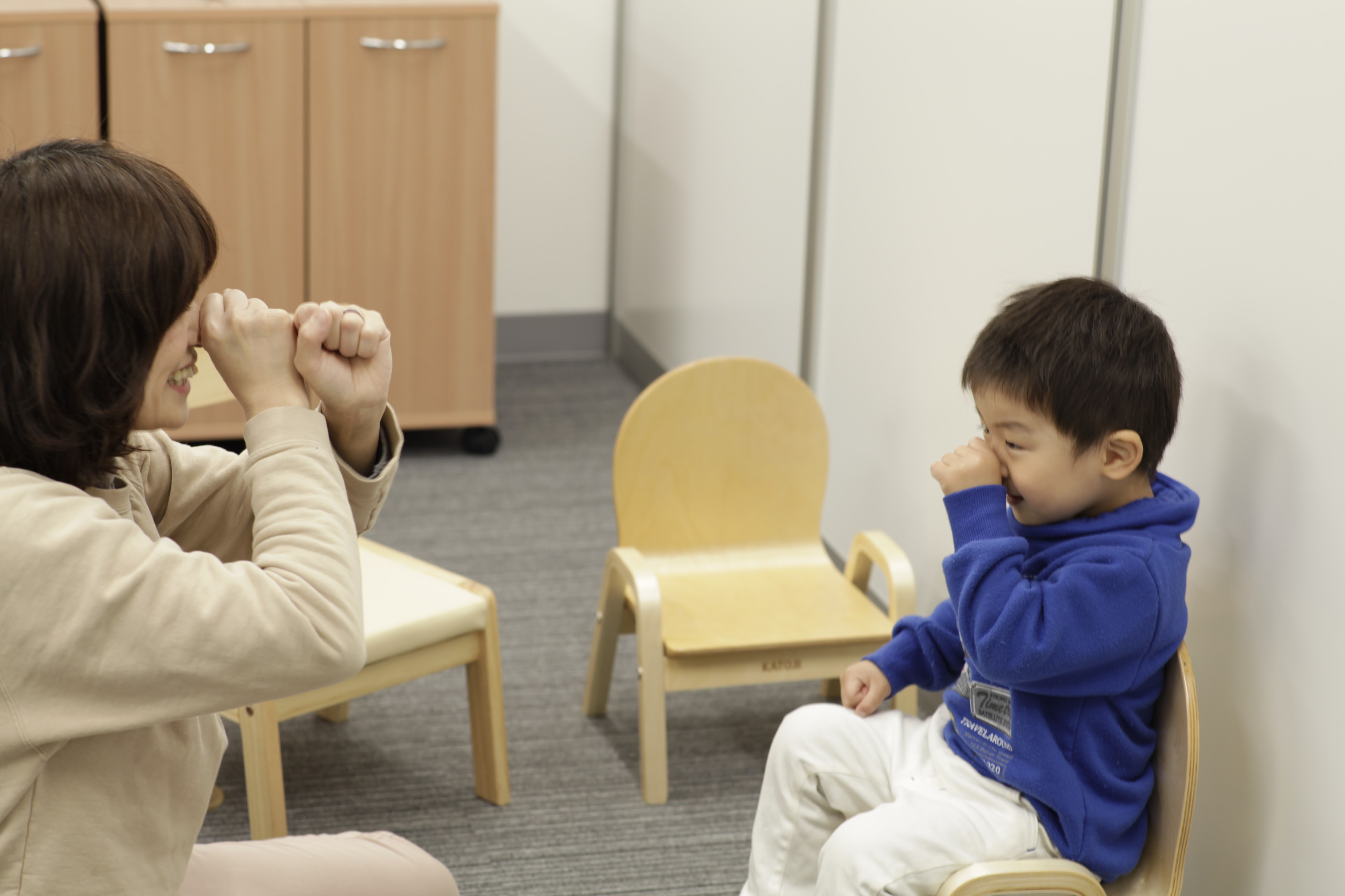 言葉遊びをしている子供の画像