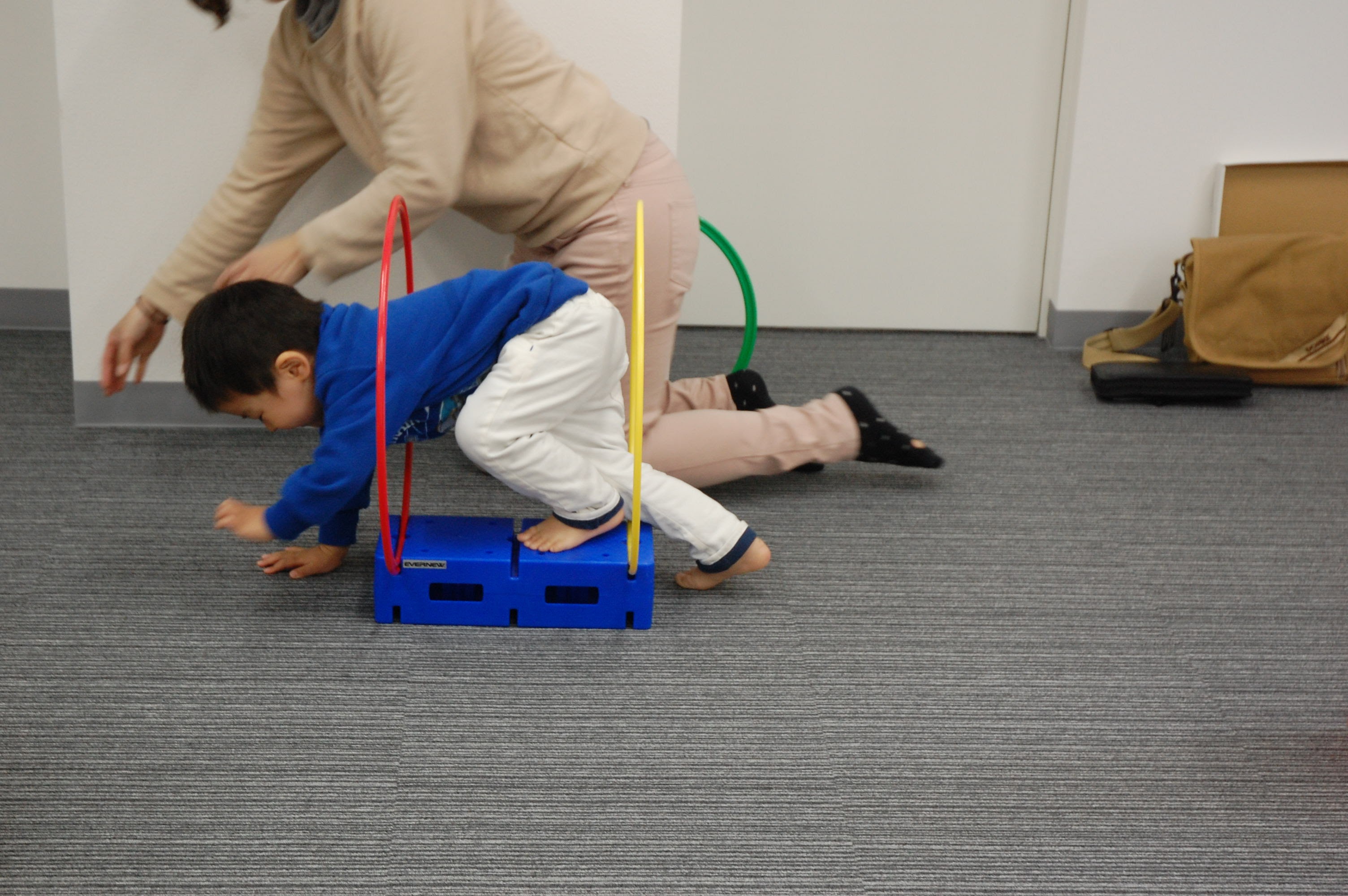 輪くぐりをしている子供の画像