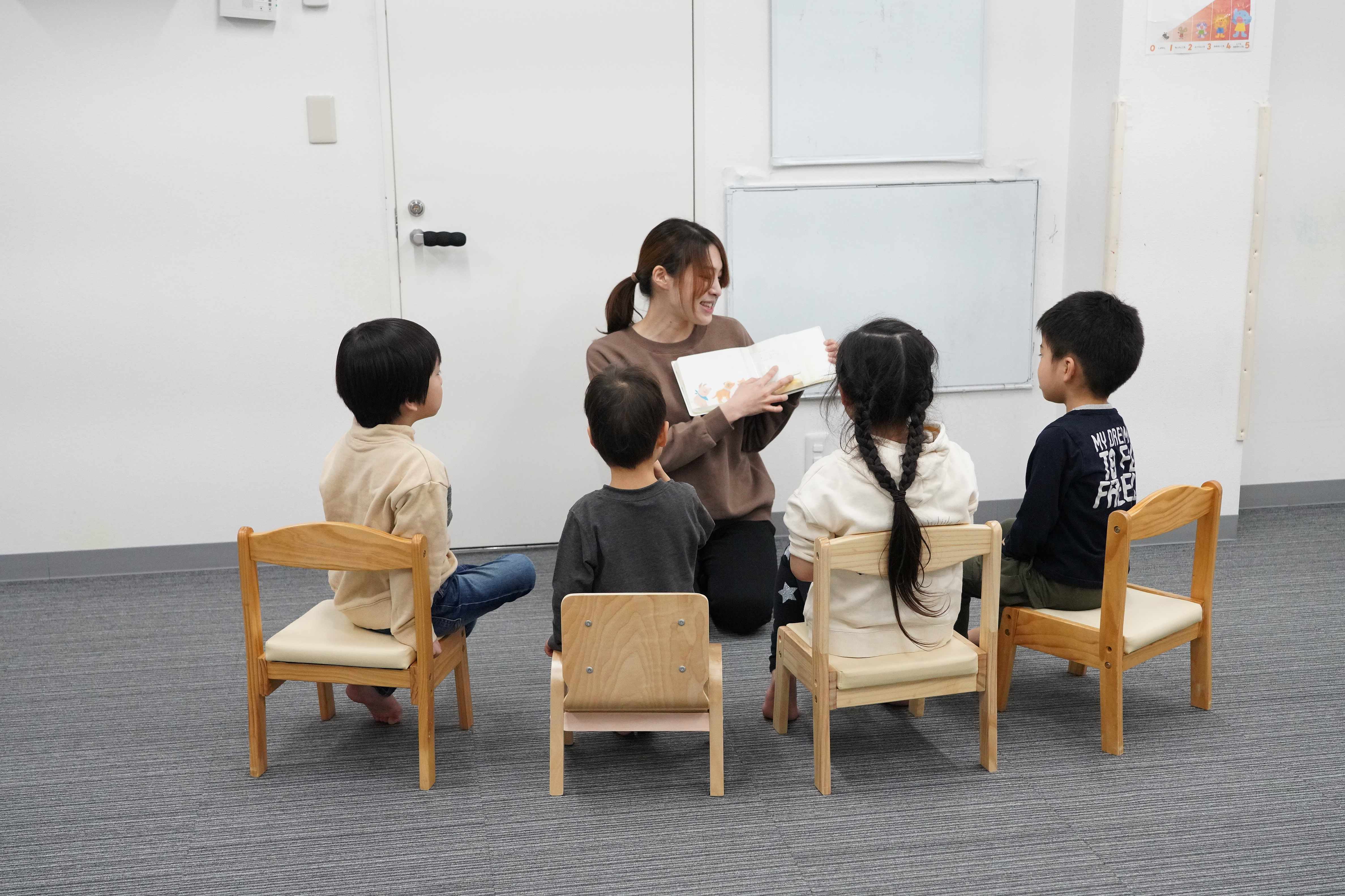 読み聞かせを聞いている児童の画像