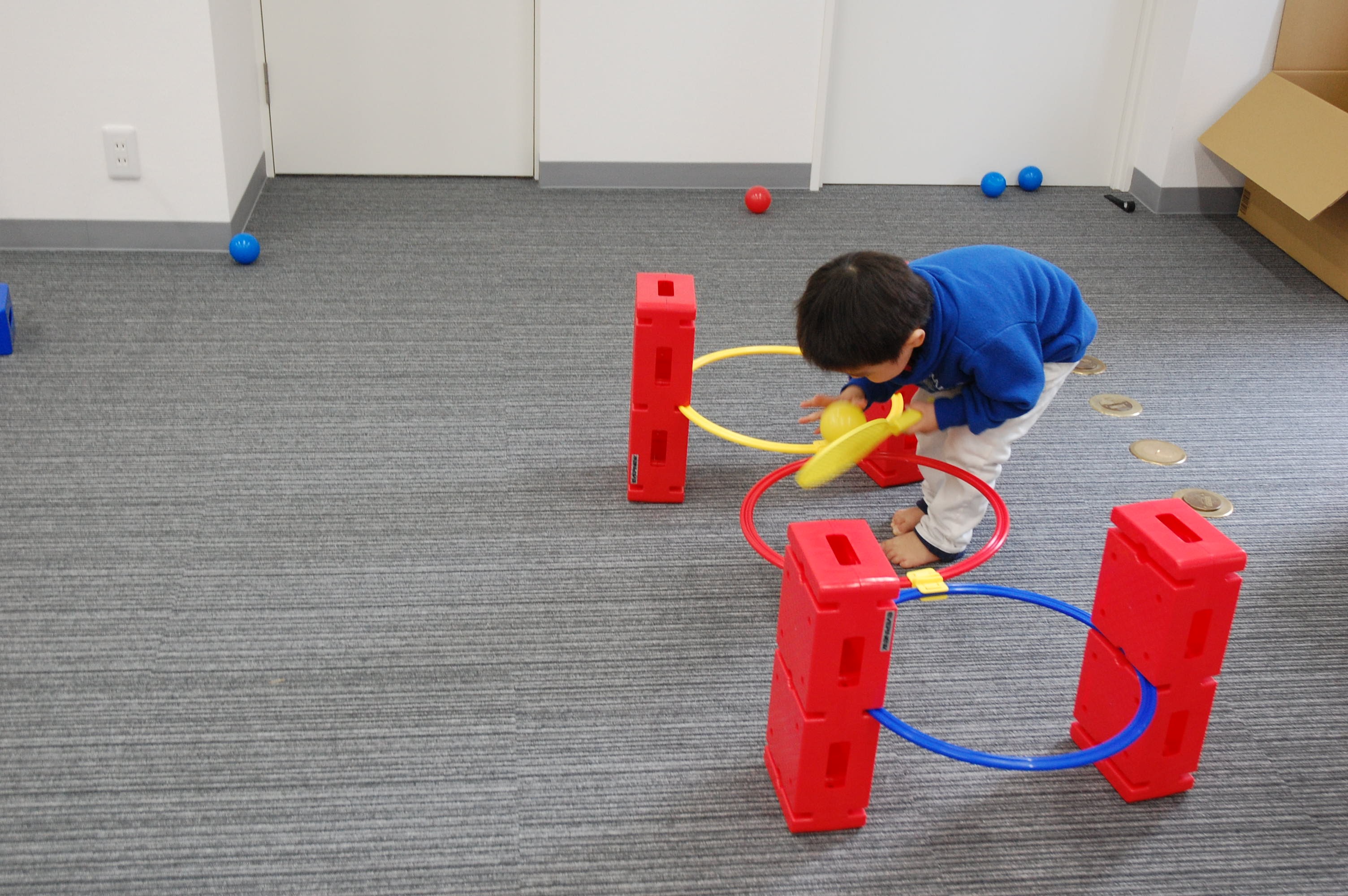 運動している子供の画像